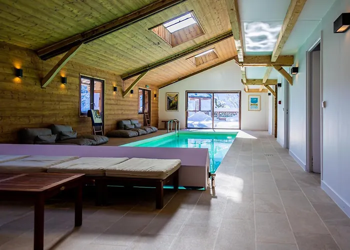 Grand chalet convivial avec sa piscine intérieure