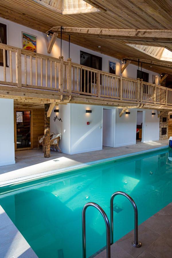 Grand Convivial Avec Sa Piscine Intérieure * Serraval